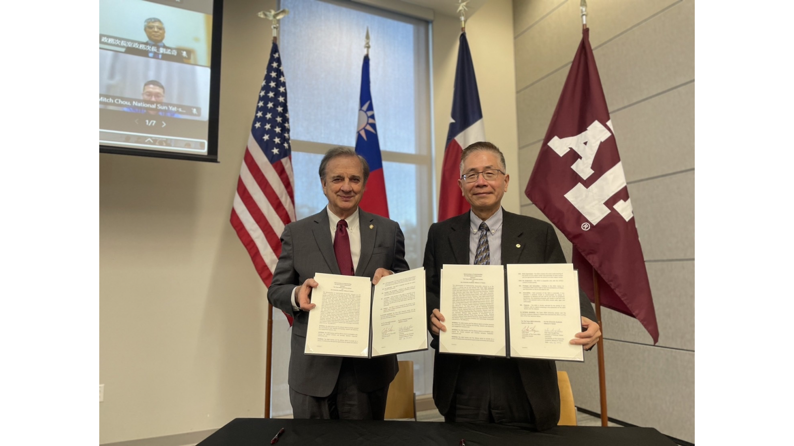 臺灣大學學術聯盟代表國立中央大學周景揚校長與美國德州農工大學系統代表總校長John Sharp完成備